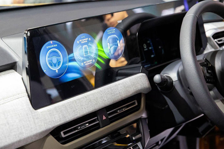 Bên trong Mitsubishi Xforce là không gian nội thất 2 hàng ghế với 5 chỗ ngồi. Mặt táp-lô và tapi cửa được bọc bằng chất liệu vải mélange trong khi ghế bọc bằng da tổng hợp. Trước mặt người lái là vô lăng có thiết kế 3 chấu giống Mitsubishi Triton thế hệ mới, bảng đồng hồ kỹ thuật số 8 inch, nối liền với màn hình cảm ứng trung tâm 12,3 inch, hỗ trợ kết nối Apple CarPlay/Android Auto không dây.