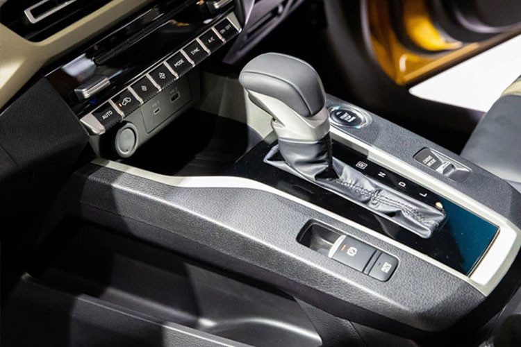 Ngoài ra, xe còn có điều hòa tự động 2 vùng, cửa gió điều hòa cho ghế sau, sạc điện thoại thông minh không dây, phanh tay điện tử, tự động giữ phanh tạm thời, bệ tì tay trung tâm ở hàng ghế trước có thể làm mát đồ uống, hệ thống âm thanh Dynamic Sound Yamaha Premium 8 loa và hệ thống đèn viền trang trí nội thất.