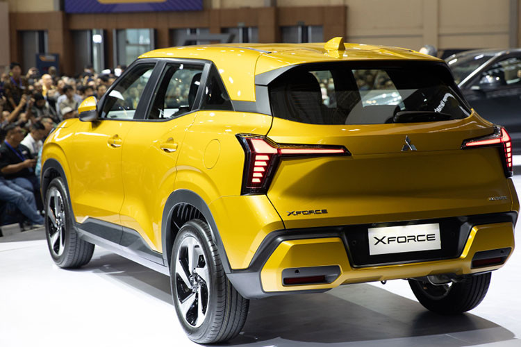 Như thông tin đã đưa, Mitsubishi Xforce là phiên bản thương mại của mẫu xe XFC Concept tùng ra mắt lần đầu tiên trong triển lãm Ô tô Việt Nam 2022. Là đối thủ của Honda HR-V và Toyota Yaris Cross, tân binh nhà Mitsubishi sở hữu kích thước dài x rộng x cao lần lượt là 4.390 x 1.810 x 1.660 mm, chiều dài cơ sở 2.650 mm và khoảng sáng gầm 222 mm.