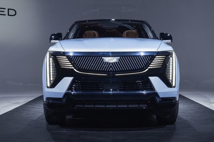 Cụ thể, mẫu SUV điện Cadillac Escalade IQ 2024 sở hữu kích thước dài x rộng x cao lần lượt là 5.697 x 2.167 x 1.934 mm và chiều dài cơ sở 3.460 mm. So với Cadillac Escalade dùng động cơ đốt trong thông thường, xe có kích thước lớn hơn.
