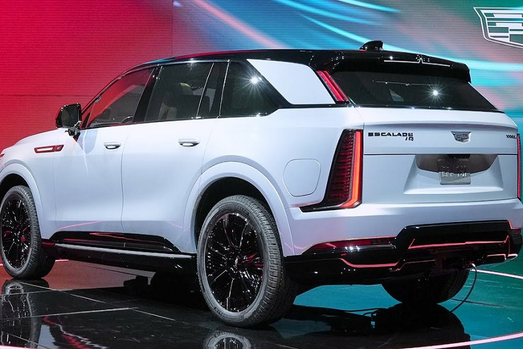 Ngoài ra, Cadillac Escalade IQ còn có công nghệ sạc 800V, dùng chung với người anh em cùng tập đoàn Hummer EV. Nhờ đó, xe tương thích với sạc nhanh DC 350 kW, cho phép xe chạy 160 km sau 10 phút sạc. 2 mô-tơ điện mạnh mẽ kể trên giúp Cadillac Escalade IQ tăng tốc từ 0-100 km/h trong thời gian chưa đến 5 giây. Theo ước tính của Cadillac, mẫu SUV điện cỡ lớn này có thể kéo 3,6 tấn.