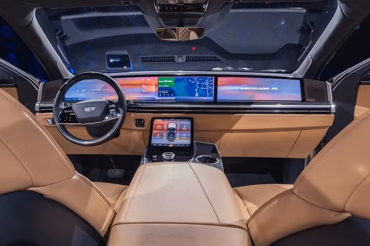 ... màn hình trên bệ tì tay để chỉnh các tính năng của xe, 2 sạc điện thoại không dây, cổng USB Type C, cổng HDMI, tính năng massage và loa tích hợp vào tựa đầu ghế. Như vậy, Cadillac Escalade IQ có thể đi kèm tổng cộng 8 màn hình trong xe, bao gồm cả HUD. Hệ thống âm thanh AKG Studio Reference với 40 loa cũng nằm trong gói Executive Seating Package kể trên. Bên cạnh đó là hệ thống âm thanh Studio Reference 36 loa và hệ thống âm thanh Studio 19 loa cho người mua lựa chọn.