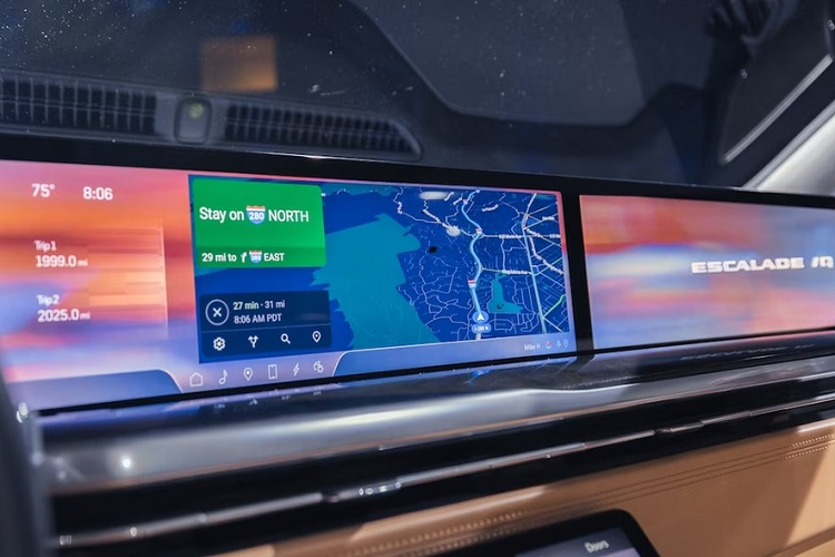 Ở cụm điều khiển trung tâm còn có thêm một màn hình khác, kết hợp với núm xoay để chỉnh các tính năng như màn hình hiển thị thông tin kính lái HUD, đèn, cửa/cửa sổ hoặc hệ thống an toàn. Nếu khách hàng chọn gói nội thất Executive Seating Package, hàng ghế sau sẽ có thêm bàn gấp, 2 màn hình gối 12,6 inch nằm trên lưng ghế trước...