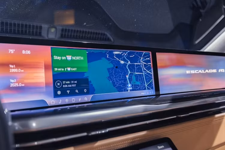 Ở cụm điều khiển trung tâm còn có thêm một màn hình khác, kết hợp với núm xoay để chỉnh các tính năng như màn hình hiển thị thông tin kính lái HUD, đèn, cửa/cửa sổ hoặc hệ thống an toàn. Nếu khách hàng chọn gói nội thất Executive Seating Package, hàng ghế sau sẽ có thêm bàn gấp, 2 màn hình gối 12,6 inch nằm trên lưng ghế trước...