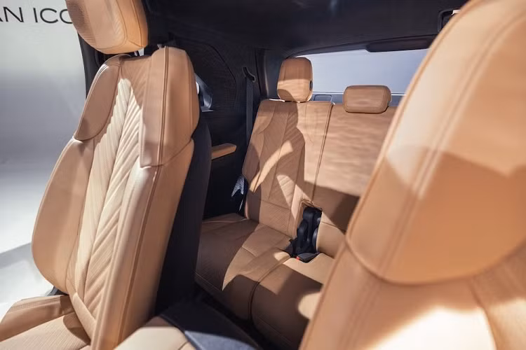 Theo hãng Cadillac, Escalade IQ có cả hệ thống hỗ trợ lái bán tự động Super Cruise, cho phép người lái thả tay khỏi vô lăng trên một số đoạn đường ở Bắc Mỹ.