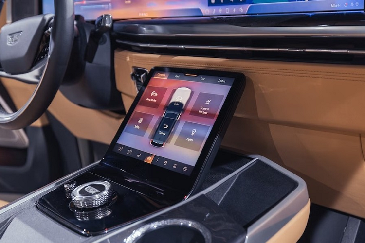 Dự kiến, xe sẽ bắt đầu đi vào sản xuất từ mùa hè năm sau tại nhà máy ở Mỹ. Mức giá xe Cadillac Escalade IQ 2024 được bán ra khởi điểm lên đến 130.000 USD (khoảng 3,096 tỷ đồng) ở thị trường nội địa.