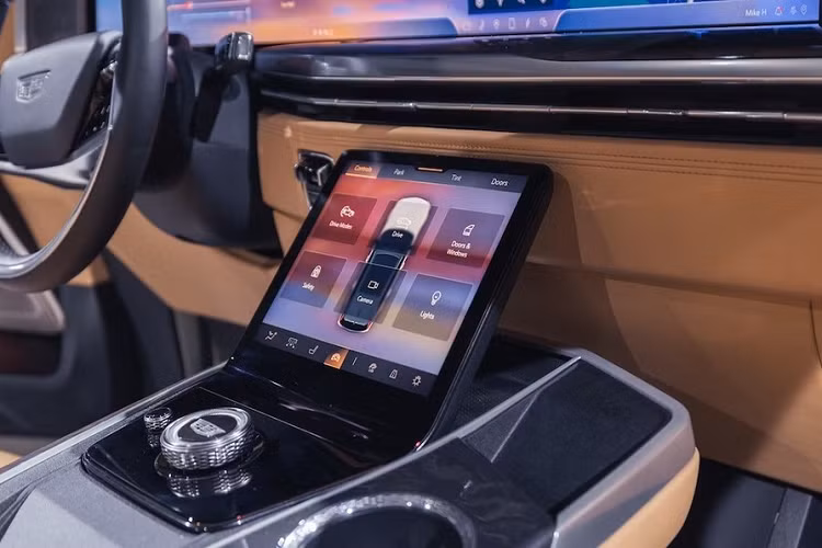 Dự kiến, xe sẽ bắt đầu đi vào sản xuất từ mùa hè năm sau tại nhà máy ở Mỹ. Mức giá xe Cadillac Escalade IQ 2024 được bán ra khởi điểm lên đến 130.000 USD (khoảng 3,096 tỷ đồng) ở thị trường nội địa.