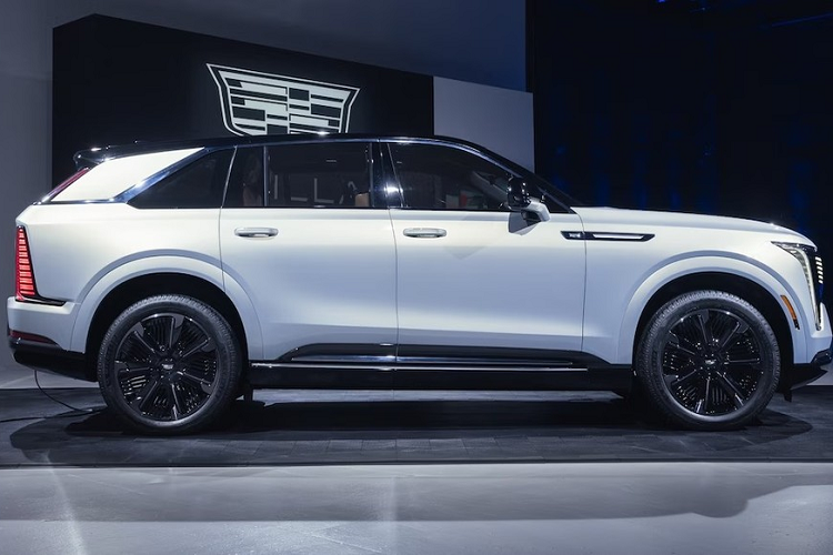 Để tương xứng với kích thước đồ sộ, Cadillac Escalade IQ được trang bị 2 mô-tơ điện nam châm vĩnh cửu với công suất tổng cộng 750 mã lực và mô-men xoắn cực đại 1.064 Nm. 2 mô-tơ điện này kết hợp với cụm pin lithium-ion có dung lượng 200 kWh, mang đến quãng đường di chuyển 724 km sau một lần sạc đầy, theo ước tính của thương hiệu Cadillac.