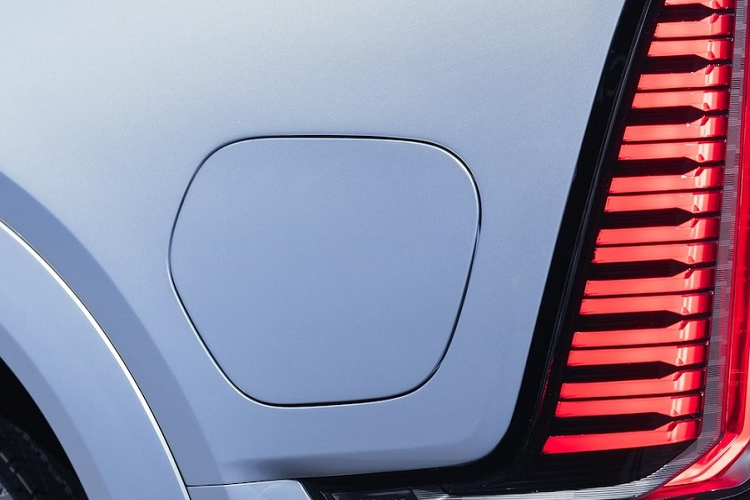 Chưa hết, Cadillac Escalade IQ còn có những trang bị đáng chú ý như vành hợp kim 24 inch, lốp 35 inch, hệ thống treo khí nén và hệ thống giảm chấn từ trường để mang đến cảm giác êm ái cho người ngồi trên xe. Hệ thống treo khí nén có thể khiến gầm xe hạ xuống 50 mm hoặc nâng lên 25 mm.