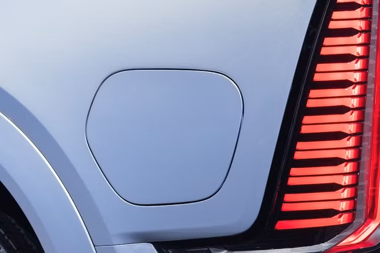 Chưa hết, Cadillac Escalade IQ còn có những trang bị đáng chú ý như vành hợp kim 24 inch, lốp 35 inch, hệ thống treo khí nén và hệ thống giảm chấn từ trường để mang đến cảm giác êm ái cho người ngồi trên xe. Hệ thống treo khí nén có thể khiến gầm xe hạ xuống 50 mm hoặc nâng lên 25 mm.