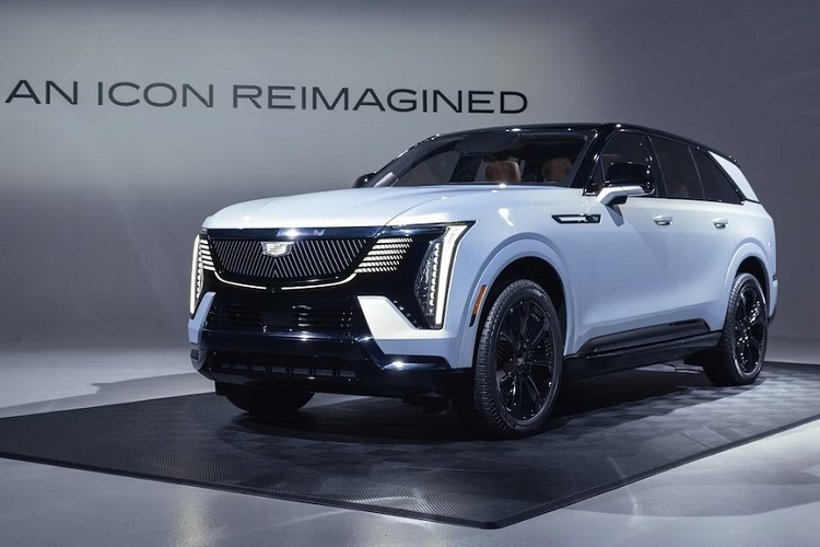 Tiếp theo đó là hệ thống đánh lái 4 bánh với tính năng Cadillac Arrival Mode, cho phép xe có thể đi chéo để "lùi chuồng" ở bãi đỗ xe dễ dàng hơn. Tính năng Low Ride Mode sẽ giúp xe chạy ở vận tốc thấp trong tình trạng gầm hạ thấp sát mặt đất. Không hổ danh là sản phẩm của thương hiệu hạng sang Cadillac, mẫu SUV điện cỡ lớn này có nhiều trang bị hiện đại bên trong xe. Trong đó, nổi bật nhất là màn hình cong 55 inch trải dài hết mặt táp-lô.