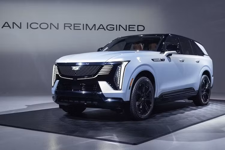 Tiếp theo đó là hệ thống đánh lái 4 bánh với tính năng Cadillac Arrival Mode, cho phép xe có thể đi chéo để "lùi chuồng" ở bãi đỗ xe dễ dàng hơn. Tính năng Low Ride Mode sẽ giúp xe chạy ở vận tốc thấp trong tình trạng gầm hạ thấp sát mặt đất. Không hổ danh là sản phẩm của thương hiệu hạng sang Cadillac, mẫu SUV điện cỡ lớn này có nhiều trang bị hiện đại bên trong xe. Trong đó, nổi bật nhất là màn hình cong 55 inch trải dài hết mặt táp-lô.