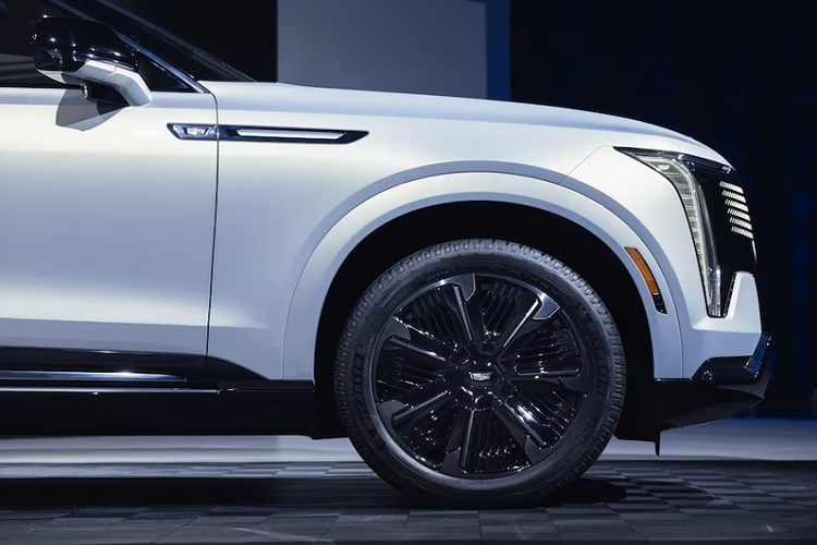 Màn hình này tích hợp bảng đồng hồ kỹ thuật số, màn hình cảm ứng trung tâm và màn hình giải trí dành cho hành khách phía trước. Màn hình dùng nền tảng Qualcomm Snapdragon Cockpit Platform, mang đến những tính năng Google như trợ lý ảo Google Assistant, bản đồ Google Maps và cửa hàng ứng dụng Google Play.