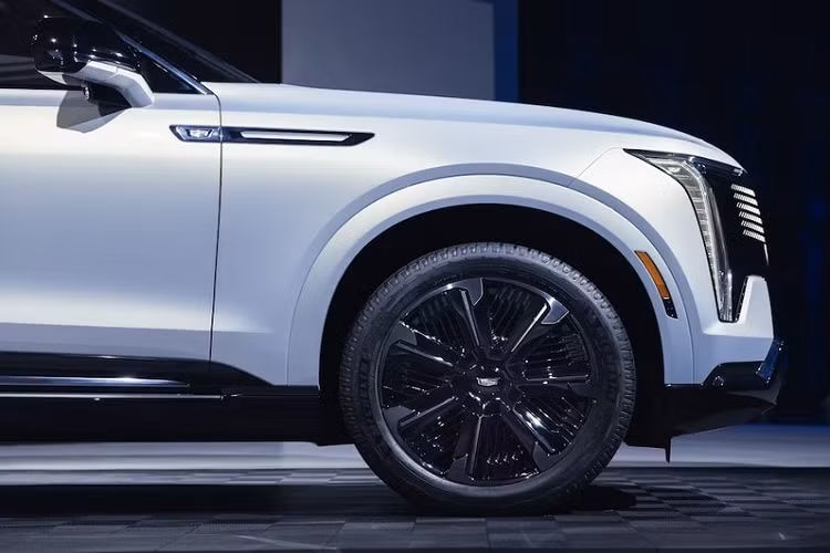 Màn hình này tích hợp bảng đồng hồ kỹ thuật số, màn hình cảm ứng trung tâm và màn hình giải trí dành cho hành khách phía trước. Màn hình dùng nền tảng Qualcomm Snapdragon Cockpit Platform, mang đến những tính năng Google như trợ lý ảo Google Assistant, bản đồ Google Maps và cửa hàng ứng dụng Google Play.