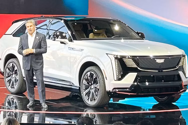 Thương hiệu xe sang Cadillac của tập đoàn General Motors (GM) đã chính thức vén màn mẫu SUV điện mang tên Escalade IQ. Đây là mẫu SUV điện cỡ lớn đầu tiên của tập đoàn GM được phát triển dựa trên cơ sở gầm bệ Ultium. Có thể nói, Cadillac Escalade IQ 2024 mới là mẫu SUV điện "cái gì cũng lớn", từ kích thước cho đến quãng đường di chuyển.
