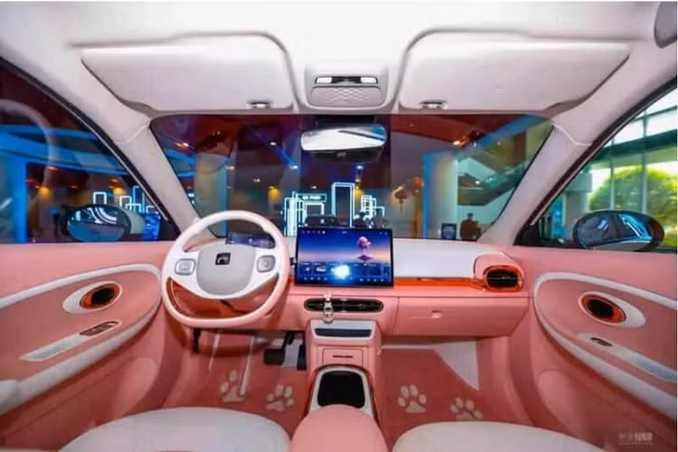 Tuy nhiên, 1 số thông tin trước đó đã chỉ ra rằng, JAC sẽ cố gắng định giá chiếc xe điện Yiwei 3 ở con số dao động từ 100.000 nhân dân tệ đến 150.000 nhân dân tệ (tương đương 339 đến 509 triệu đồng) - đây chỉ là mức giá dự kiến, và nhiều khả năng JAC hạ giá Yiwei 3 đến hết mức để có thể dễ dàng cạnh tranh với BYD Dolphin và ORA Funky Cat (ở Trung Quốc, tên là ORA Good Cat).