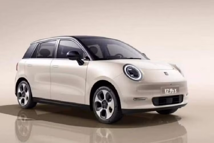 Nhìn chung nó là một chiếc xe đáng yêu với thiết kế gọn gàng. Sức mạnh đến từ một động cơ duy nhất có công suất 94 mã lực hoặc 134 mã lực và tốc độ tối đa giới hạn ở 150 km/h. Từ MIIT, chúng tôi được biết rằng chiếc xe sẽ cung cấp ba tùy chọn phạm vi 305 km, 405 km và 505 km.