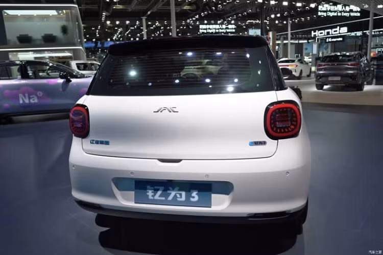 Tuy nhiên, màn hình LCD thứ hai tương đối lớn đối với một EV nhỏ như vậy. Các nút bấm trên vô lăng có thiết kế giống Nio, không quá khó hiểu vì JAC sử dụng nhiều linh kiện từ các xe khác do hãng sản xuất. Xe hỗ trợ sạc nhanh AC và DC.