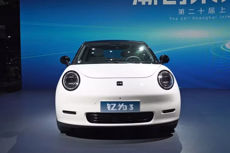 JAC Auto là nhà sản xuất ôtô và xe thương mại của Trung Quốc, tại Việt Nam, hãng này được biết đến với các mẫu xe tải. Còn ở quê nhà, JAC Auto đang lấn sân sang các dòng xe điện, trong đó, họ đã thành lập ra thương hiệu xe năng lượng mới mang tên gọi JAC Yiwei 2023 mới.