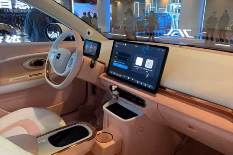 Yiwei 3 là một chiếc xe hatchback có năm cửa và năm chỗ ngồi. Nó đã được nêu trong danh sách tương đồng của MIIT, vì vậy chúng tôi biết nhiều chi tiết. Xe có kích thước chiều dài 4.025 mm, chiều rộng 1.770 mm và chiều cao 1.560 mm, chiều dài cơ sở 2620mm. Ngoài ra, phía đuôi xe có dòng chữ tiếng Anh EV3 gợi ý tên quốc tế.