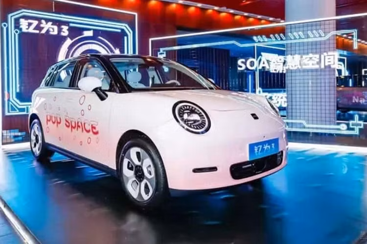 Theo thông tin từ JAC Auto, chiếc hatchback điện Yiwei 3 sẽ là mũi tên tiên phong để thương hiệu mới gây dựng nên đế chế của mình. Hiện tại, hãng xe Trung Quốc này đang cố gắng sớm chốt các thông tin liên quan đến Yiwei 3 ngay trong tháng sau.