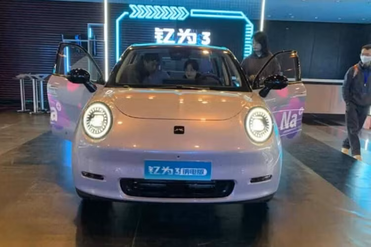 Với thông báo này, có vẻ như JAC cũng sẽ chuẩn bị một phiên bản mới với phạm vi hoạt động 600 km. Bên trong xe là bảng đồng hồ hình thoi và hai màn hình. Bảng điều khiển nhỏ hơn và màn hình thông tin giải trí 15,6 inch, thiết lập thông thường cho xe thành phố Trung Quốc.