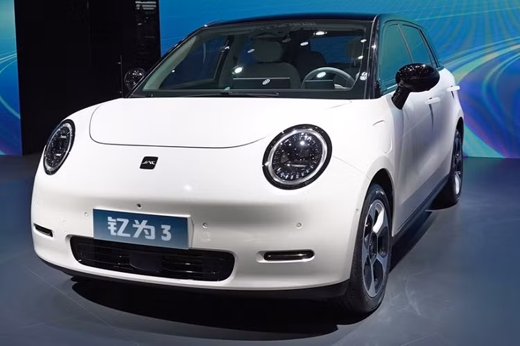 Để làm điều đó, JAC Auto đã thông báo trên WeChat chính thức của họ rằng họ sẽ bắt đầu bán chiếc xe điện hatchback Yiwei 3 vào tháng 6/2023, nhưng ngay trong tháng này, họ cũng sẽ đưa ra ngân sách chính thức để khách hàng có thể cân đo đong đếm.