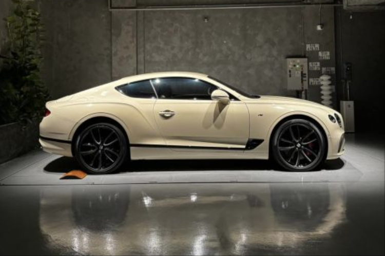 Chiếc Bentley Continental GT của Cường Đô la thuộc bản Legendary Edition, kỷ niệm 70 năm thành lập bộ phận thiết kế của hãng xe Bentley và hiện đây cũng là chiếc xe duy nhất có mặt tại Việt Nam. Xe sở hữu màu sơn ngoại thất trắng Glacier White và bộ mâm hợp kim 22 inch 5 chấu kép với 2 tông màu tương phản. 