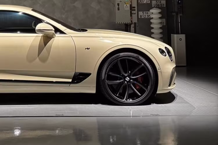 Di chuyển ra phía sau, Bentley Continental GT có cụm đèn hậu thiết kế dạng hình elip, hệ thống 4 ống xả chia đều sang hai bên, khác với ống xả kép hình bầu dục cỡ lớn trên bản W12. Các chi tiết như viền cửa, viền đèn pha đèn hậu, hay các thanh nẹp bên hông và đuôi xe vốn được mạ crôm sáng nay chuyển sang màu đen bóng để tăng sự tương phản.