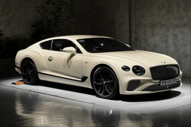 Đây là lần hiếm hoi tay chơi siêu xe Cường Đô la chia sẻ hình ảnh về chiếc Bentley Continental GT Legendary Edition mới nhất, sau hơn một năm rước siêu phẩm này về dinh. Trước khi sở hữu mẫu xe siêu sang này, Cường Đô la đã bán đi chiếc SUV hạng sang Mercedes-AMG G63 đình đám nhất nhì Việt Nam.