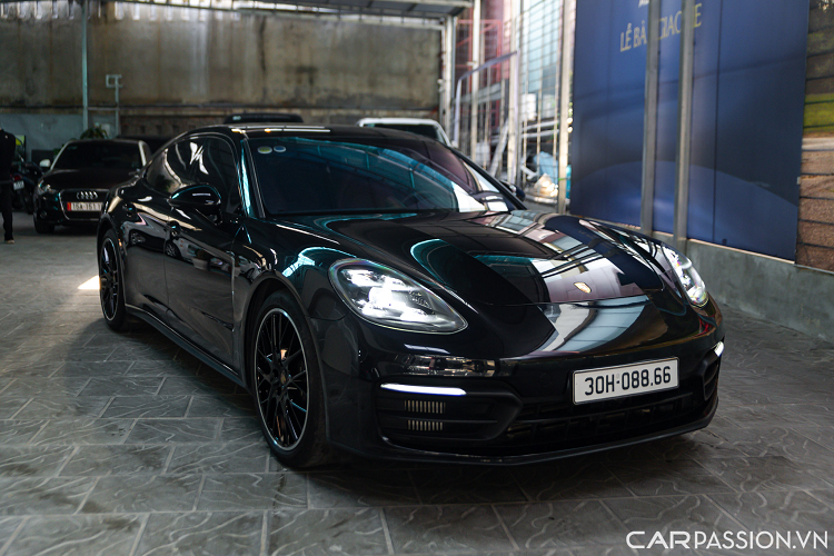 Chiếc Porsche Panamera độ khủng này có giá bán tiêu chuẩn 6 tỷ đồng tại Việt Nam nhưng chủ nhân đã bổ sung thêm khoảng 2,5 tỷ tiền trang bị tuỳ chọn. Ngoài ra, xe còn sở hữu tấm biển phát lộc 088.66 siêu đẹp.