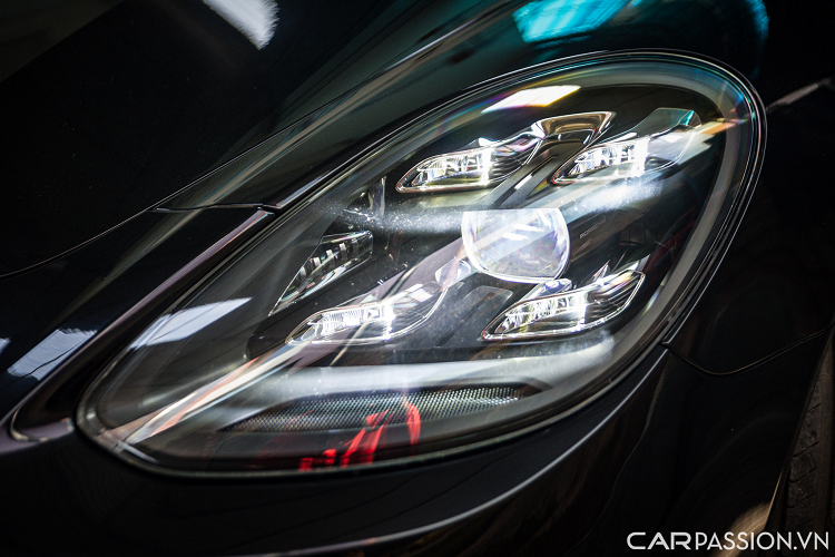 Động cơ đi kèm với hộp số tự động 8 cấp PDK chiếc xe này cán mốc 100 km/h chỉ trong 5,4 giây (5,2 giây với gói SportChrono). Vận tốc tối đa của Panamera 4 Executive đạt được là 267 km/h.