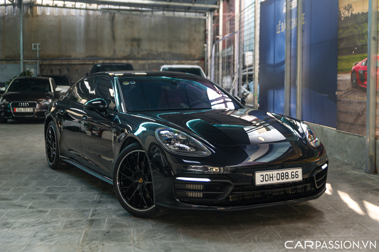 Cản trước với 3 hốc gió riêng biệt giảm thiểu tối đa sức cản gió, kết hợp cùng hệ thống đèn pha LED Matrix 4 điểm hỗ trợ tầm nhìn ban đêm tiên tiến. Trên phiên bản facelift, gói trang bị SportDesign là tiêu chuẩn nên xe có ngoại hình thể thao bắt mắt hơn.