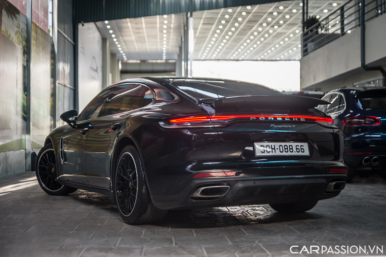 Hệ thống ống xả hình thang. Cánh gió cỡ lớn có thể đóng mở khi đạt đủ tốc độ tiêu chuẩn hoặc chỉ với một nút bấm trên màn hình trung tâm. Chiếc Porsche Panamera 4S độ khủng này còn sở hữu khoang nội thất mang tông màu đỏ rượu vang khá quyến rũ, kết hợp ton-sur-ton với lớp sơn nguyên bản.