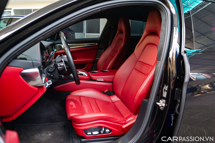 Hệ thống giải trí với màn hình kích thước 12 inch có thể điều chỉnh bản đồ, âm nhạc, hệ thống camera 360 độ và tùy chỉnh nhiều chế độ lái của xe, kết nối Apple CarPlay và Android Auto. Dàn âm thanh cao cấp nhất của Burmester với 21 loa 3D, tổng công suất 1.455 W kèm loa siêu trầm 400 W. Điều hòa 4 vùng tự động và đèn viền nội thất.