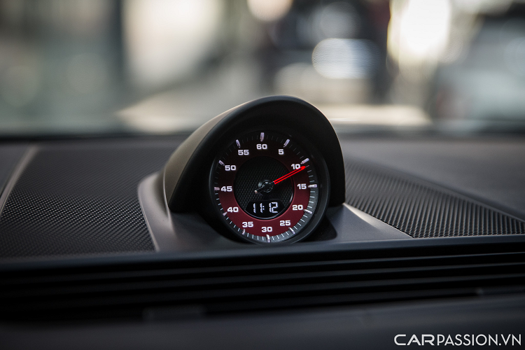 Chiếc xe trong bài viết được trang bị thêm gói kích hoạt thể thao Sport Chrono mang lại các tính năng được bổ sung bao gồm đồng hồ đếm giờ cơ và điện tử, hình ảnh hiển thị trên cụm đồng hồ thể hiện gia tốc theo chiều dọc và ngang, cùng với màn hình hiển thị hiệu suất thời gian vòng đua trên hệ thống Quản Lý Liên Lạc của Porsche (PCM).