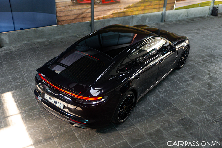 Mẫu sedan hạng sang gây ấn tượng với thiết kế liền mạch mang hơi thở của chiếc 911 lừng danh. Phiên bản Executive có chiều dài x rộng x cao lần lượt là 5.199 x 1.937 x 1.428 mm và trục cơ sở dài 3.100 mm, giúp mang đến không gian rộng rãi cho người dùng.