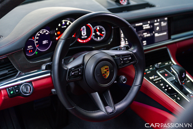 Ngoài ra, lẫy chuyển số, cruise control và tính năng Sport Chrono cũng xuất hiện trên vô-lăng này. Phía sau vô-lăng là cụm đồng hồ chứa 5 vòng tròn đặt nối tiếp với nhau, những vòng tròn thể hiện những thông tin của chiếc xe như: tốc độ di chuyển, quãng đường đi, áp suất lốp, mức tiêu thụ nhiên liệu…