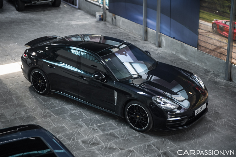 Porsche Panamera thế hệ mới được đánh giá là bước nhảy vọt của Porsche về mặt thiết kế, so với thế hệ tiền nhiệm, kích thước của xe có đôi chút nhỉnh hơn, phần đầu xe hướng về phía trước mang đến cái nhìn nhanh nhẹn.