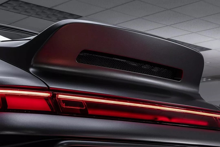 Điểm khác biệt giữa dự án Touring Turbo Edition Coupe và các biến thể khác từ Gunther Werks là bộ cánh sau đuôi vịt được làm bằng sợi carbon. Cánh lướt gió này không chỉ trông tuyệt vời hơn mà cách thiết kế này còn tối ưu hóa luồng không khí xung quanh khoang động cơ giúp giải nhiệt tốt hơn.