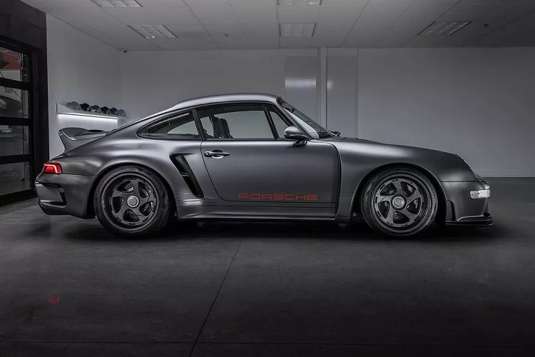 Khối động cơ flat-six làm mát bằng không khí nguyên bản được thay thế bằng động cơ 4.0 lít tăng áp kép không có giải nhiệt dung dịch do Rothsport Racing chế tạo riêng. Kết hợp hộp số sàn 6 cấp Getrag có sự tinh chỉnh tỷ số các cấp theo cách riêng.