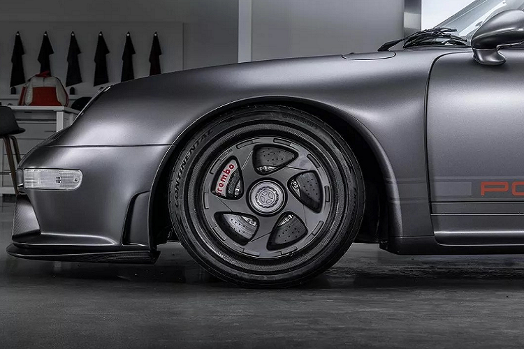 Nội thất cũng được Gunther Werks chăm chút với bảng điều khiển sợi carbon gồm các đồng hồ đo mới trong đó đồng hồ trung tâm có màu nền đỏ tạo điểm nhấn.