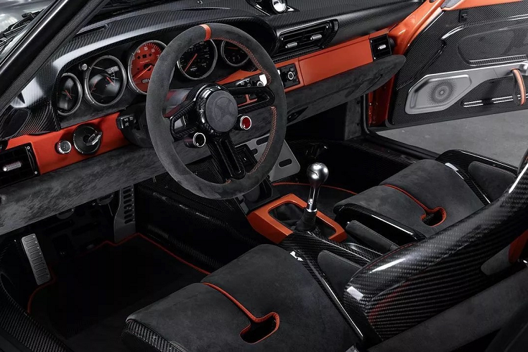 Vô lăng 3 chấu làm bằng sợi carbon và bọc Alcantara màu đen. Ghế thể thao có phần khung bằng sợi carbon kết hợp với Alcantara màu đen. Sắc cam sáng của nội thất là điểm nhấn tô điểm tính thể thao và cá tính.