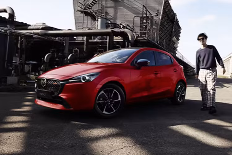 Vào hồi tháng 1 năm nay, hãng Mazda đã ra mắt phiên bản nâng cấp của dòng xe Mazda2 thế hệ mới ở thị trường quê nhà Nhật Bản. Chưa đầy 1 năm sau, hãng Mazda tiếp tục tung ra phiên bản mới của mẫu xe hạng B này với một số thay đổi trong trang bị.