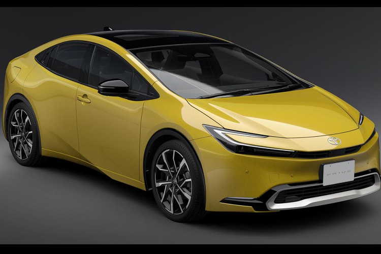 Đèn định vị hình chữ C bắt mắt đặt phía trên đèn pha chính, lưới tản nhiệt có thiết kế hẹp. Một hốc gió hình lục giác lớn hơn có viền đen bóng chiếm phần lớn diện tích cản trước, tạo một cái nhìn khỏe khoắn và thể thao. Khu vực phía sau được làm tối giản với cụm đèn hậu trải dài vắt ngang qua cửa cốp.