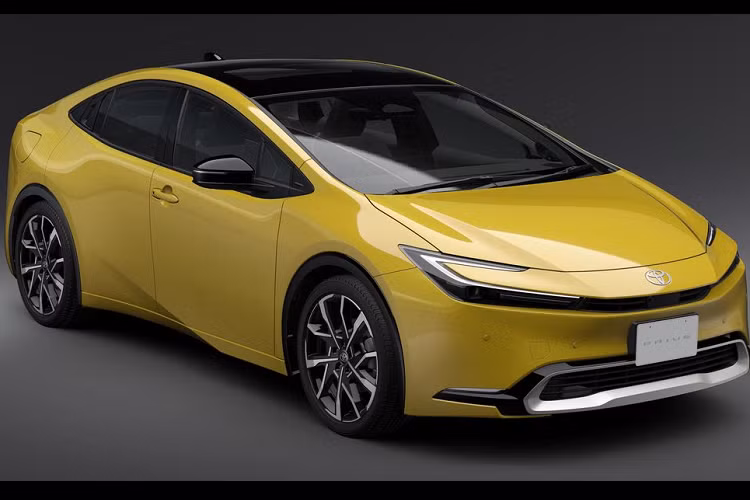 Đèn định vị hình chữ C bắt mắt đặt phía trên đèn pha chính, lưới tản nhiệt có thiết kế hẹp. Một hốc gió hình lục giác lớn hơn có viền đen bóng chiếm phần lớn diện tích cản trước, tạo một cái nhìn khỏe khoắn và thể thao. Khu vực phía sau được làm tối giản với cụm đèn hậu trải dài vắt ngang qua cửa cốp.