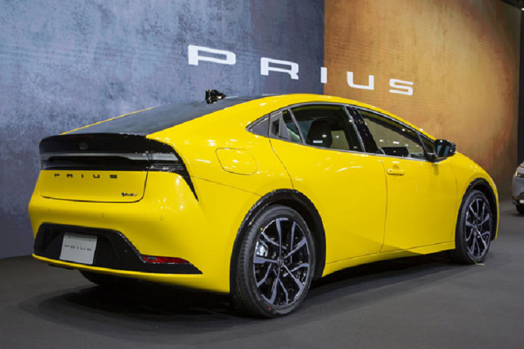 Hiện hãng xe Nhật Bản chưa công bố chính thức thời điểm bán ra cũng như giá xe Toyota Prius 2023. Do gián đoạn chuỗi cung ứng bán dẫn kéo dài từ 2021 đến nay đã khiến Toyota gặp khó trong việc sản xuất đủ số lượng Prius 2023 đáp ứng nhu cầu người dùng.