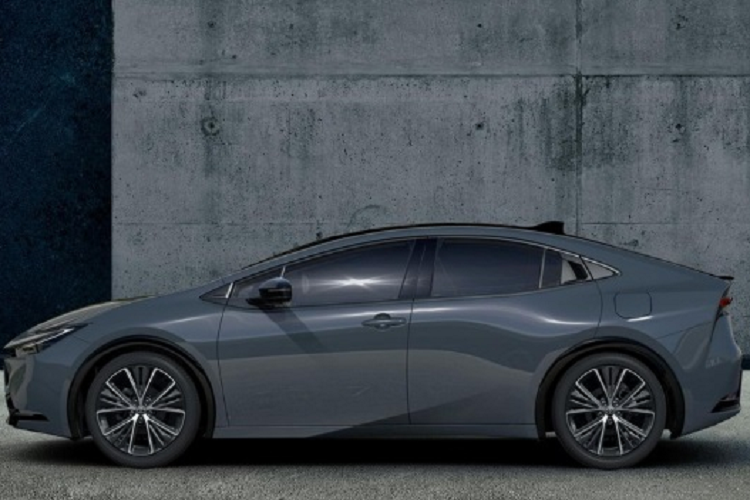 Ngoại hình của Toyota Prius được thiết kế mới nhưng vẫn mang kiểu dáng liftback đặc trưng. Ở phía trước, phần cản có thiết kế lấy cảm hứng từ loài cá mập đầu búa, tương tự 2 mẫu xe ra mắt trước đó là bZ4X và Crown.