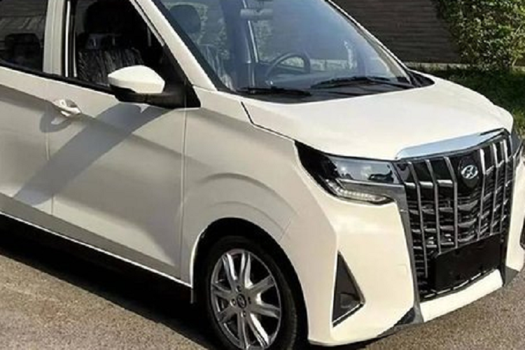 Đằng sau, Honri Boma sở hữu cụm đèn hậu nằm ngang, nối với nhau bằng dải đèn trên cửa cốp, gợi liên tưởng đến Toyota Avalon. Thêm vào đó là đèn phản quang nằm dọc ở hai góc cản sau và cánh gió mui tích hợp đèn phanh trên cao. Xe sẽ có 3 màu sơn ngoại thất là xanh đậm, xanh nhạt và nâu vàng.