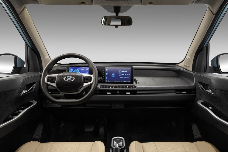 Tất nhiên, cũng không thể đòi hỏi về sự rộng rãi bên trong Honri Boma vì mẫu xe này có kích thước khá nhỏ, bao gồm chiều dài 3.517 mm, chiều rộng 1.495 mm, chiều cao 1.660 mm và chiều dài cơ sở 2.495 mm. Nguồn cung cấp sức mạnh cho Honri Boma là mô-tơ điện có công suất tối đa chỉ 30 kW (khoảng 41 mã lực) và mô-men xoắn cực đại 84 Nm.